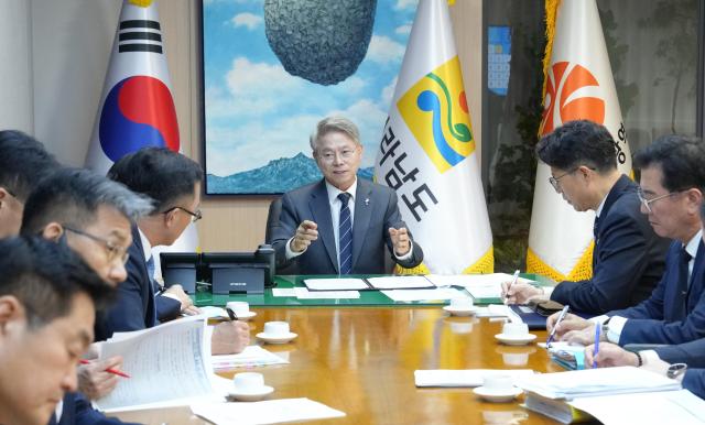 민형배 전남광주통합특별시장은 1일 취임 첫날 무안청사에서 열린 통합특별시의회 첫 임시회 일정을 마친 뒤 집무실에서 1호 업무 지시를 내리고 있다사진전남광주통합특별시