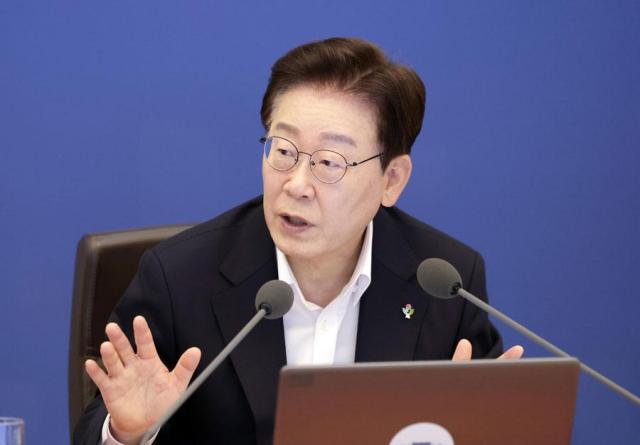 Lee set to hold luncheon with former President Moon at Cheong Wa Dae