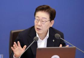 Lee set to hold luncheon with former President Moon at Cheong Wa Dae