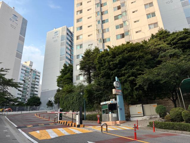 무악 청구 아파트 단지 입구 경사도가 있는 편이다 사진이은별 기자