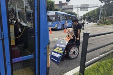 전장연, 22년 만에 출근길 버스탑승 정기시위 재개… 혜화동 일대 혼잡·내일 지하철 시위도 예고