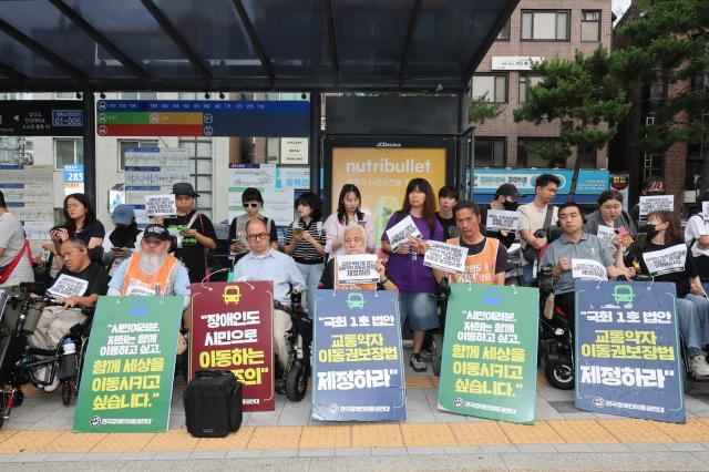 전국장애인차별철폐연대전장연 회원이 1일 서울 종로구 혜화동로터리 버스정류장에서 열린 출근길 버스 탑승 시위에서 교통약자이동권보장법 전면 개정을 촉구하고 있다 사진연합뉴스DB