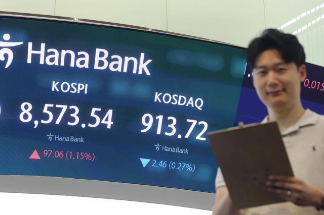 KOSPI opens lower as foreign selling hits chipmakers