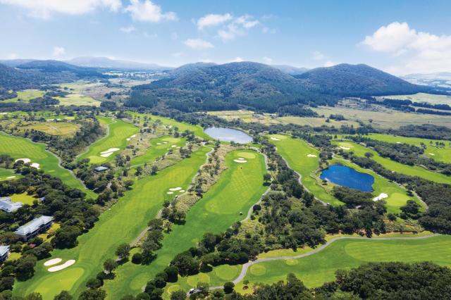 Elysian Jeju is establishing itself as a stay-type golf resort that seamlessly integrates rounds, relaxation, and travel.