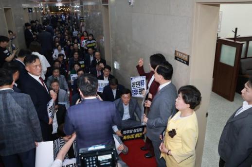 여야 강대강 대치…형소법 신속개정vs법왜곡죄고소