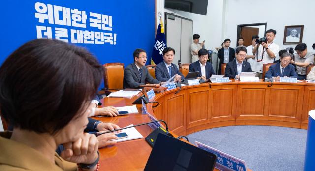 더불어민주당 한병도 당 대표 직무대행 및 원내대표가 1일 국회에서 열린 최고위원회의에서 22대 하반기 국회 운영 방향에 대해 말하고 있다사진연합뉴스