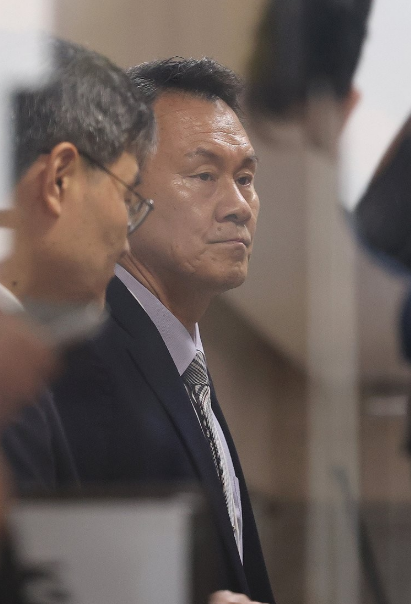 김명수 전 합동참모본부 의장이 내란중요임무종사 등 혐의 피의자 조사를 받기 위해 지난달 22일 경기도 과천 종합특검팀으로 출석하고 있다 사진연합뉴스