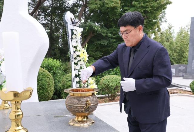 박상수 삼척시장이 충혼탑 참배로 첫 일정을 시작하고 있다 사진삼척시