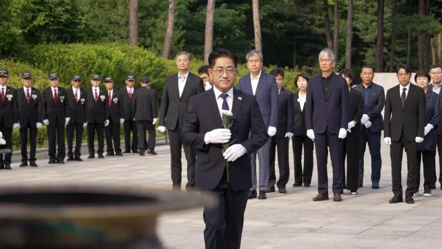 이기형 김포시장이 1일 현충탑 참배를 시작으로 공식 업무에 들어갔다 사진김포시