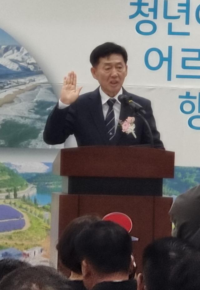 이정학 동해시장이 취임선서를 하고 있다 사진이동원 기자