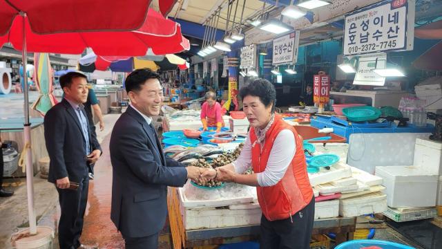 이정학 동해시장가운데이 묵호항 민생 현장을 시작으로 새로운 시정 운영에 들어가고 있다 사진동해시