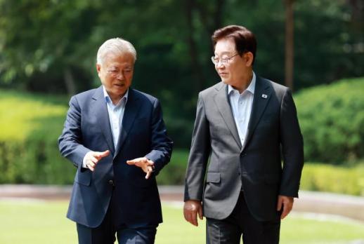 [포토] 함께 걷는 이재명 대통령과 문재인 전 대통령
