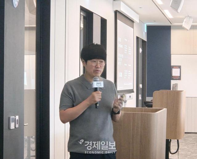 이진욱 LG CNS RED팀 팀장이 발표를 진행하고 있다 사진류청빛 기자
