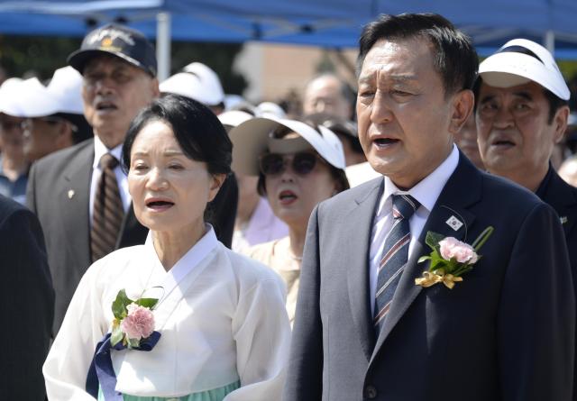 제41대 김세훈 화천군수 취임식이 1일 오전 10시 군청에서 군민과 지역 기관·사회단체장 군부대 지휘관 내외빈 등 1000여 명이 참석한 가운데 열렸다 사진은 김세훈 화천군수와 한영숙 배우자가 취임식에서 애국가를 부르고 있는 모습사진박종석 기자
