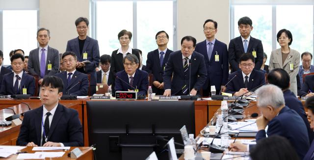 위철환 중앙선거관리위원장 직무대행앞줄 오른쪽 둘째과 위원들이 1일 국회에서 열린 제9회 전국동시지방선거 투표용지 부족 사태 등 국민 참정권 침해 진상규명 및 선거관리 개혁을 위한 국정조사 특별위원회 전체회의에서 의원 질의에 답하고 있다 사진연합뉴스