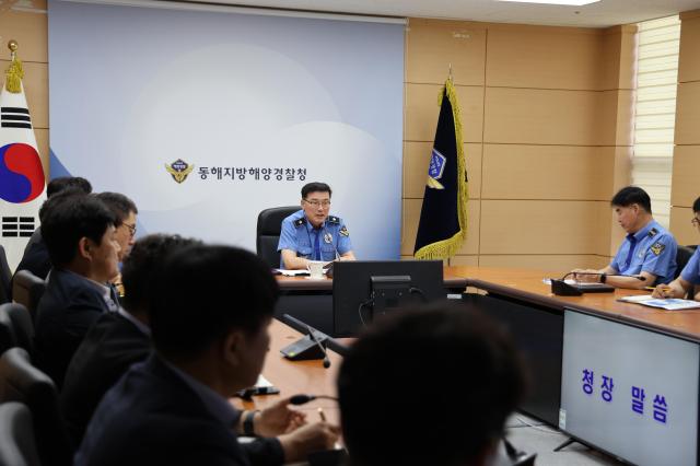 이종욱 동해지방해양경찰청장가운데이 화상회의를 하고 있다 사진동해해경청
