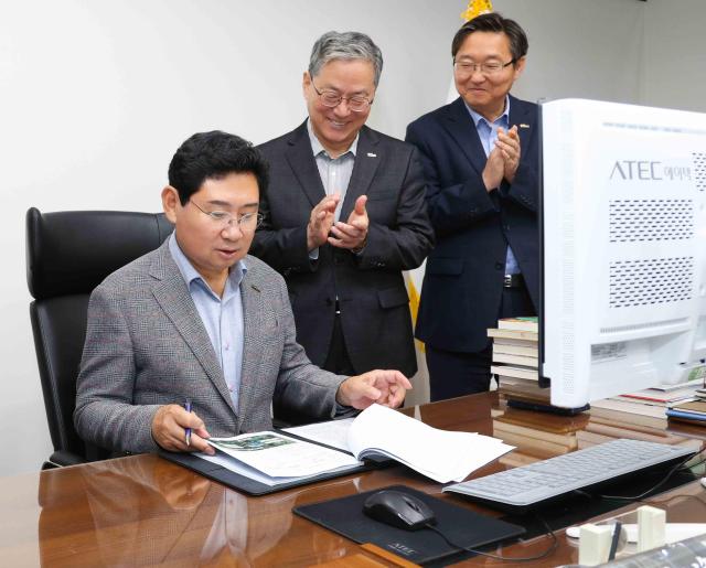 이상일 시장이 반도체산업 육성 및 클러스터 조성 종합계획에 서명하고 있다사진용인시