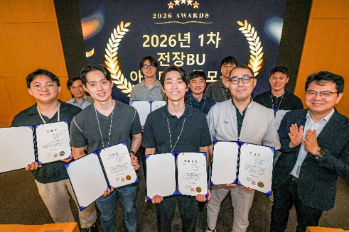 현대모비스가 ‘2026 전장기술 아이디어 공모전 시상식에서 우수 아이디어 수상자들에게 상장을 수여하고 격려했다

