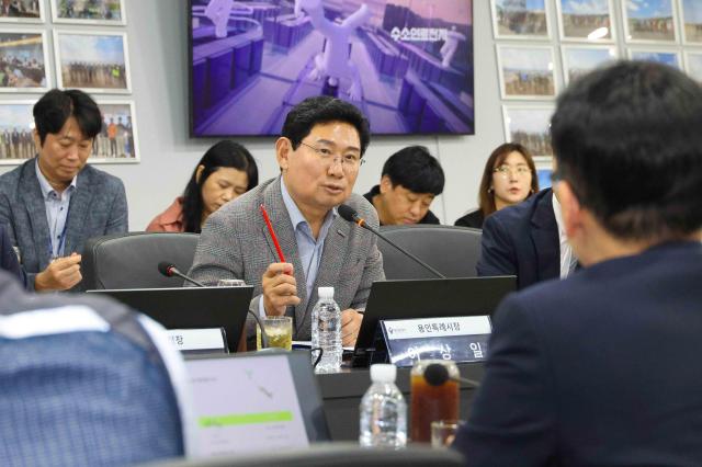 반도체클러스터 일반산단 현장사무실에서 SK하이닉스 관계자로부터 설명을 듣고 있다사진용인시