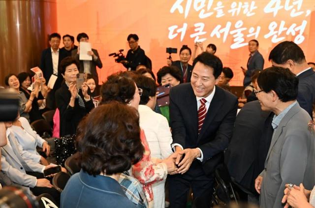 오세훈 서울시장이 1일 서울시청에서 열린 제40대 서울시장 취임식에서 시민들과 인사를 나누고 있다 사진서울시