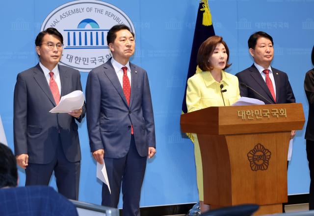 윤상현왼쪽부터·김기현·나경원·권영진 국민의힘 의원이 1일 국회 소통관에서 권창영 2차 종합 특별검사팀을 규탄하는 기자회견을 열고 있다 사진연합뉴스