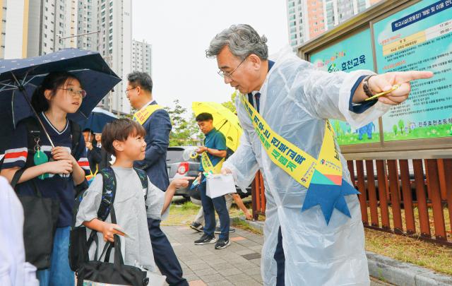 천호성 전북특별자치도교육감맨 오른쪽이 전주효천초등학교 통학로 일원에서 교통안전 지도를 실시하며 임기 첫 행보에 나섰다사진전북특별자치도교육청
