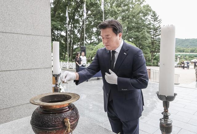 제15대 시흥시장으로 취임한 임병택 시장이 논곡동 현충탑에서 참배를 하고 있다 사진시흥시