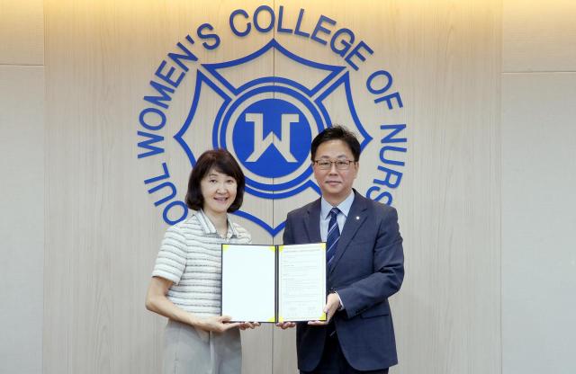 지난 6월 30일 서울시 서대문구 서울여자간호대학교에서 진행된 상호공동발전 업무협약식에서 이봉재 신한은행 기관·제휴영업그룹장오른쪽과 김숙영 서울여자간호대학교 총장이 기념촬영하는 모습 사진신한은행