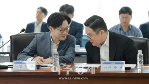 [포토] 구본규 LS전선 사장과 대화 나누는 김정관 장관
