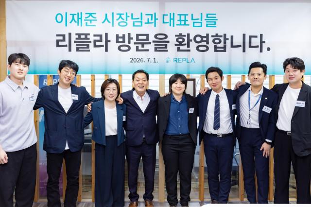 이재준 시장왼쪽 4번째이 청년벤처기업인들과 함께하고 있다사진수원시