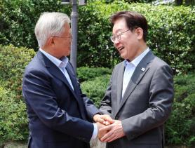 Lee Calls for National Unity at Luncheon with Moon
