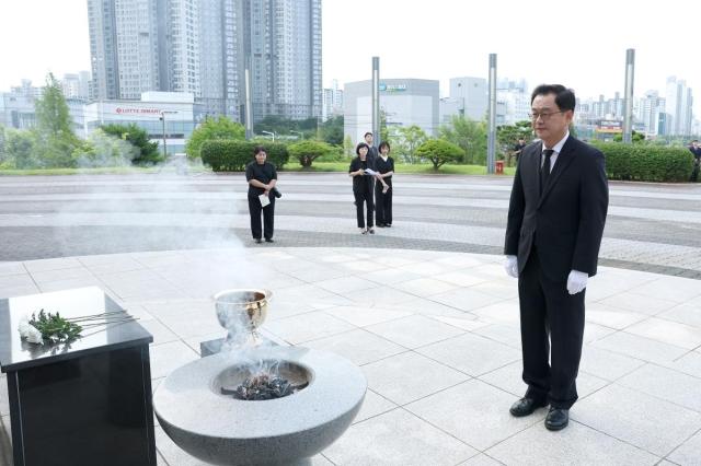 고양시 현충공원을 찾아 현충탑에 참배 중인 민경선 고양특례시장 모습 사진고양시