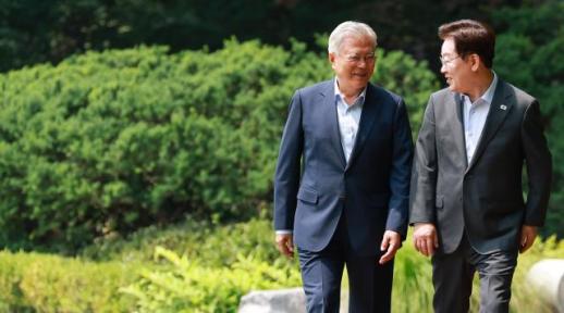 李在明会晤文在寅 就团结民主阵营实现国民融合达成共识