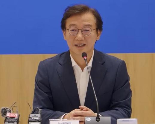 전재수 부산시장, 취임식 대신 민생회의...1조 3783억 비상조치 1호 결재