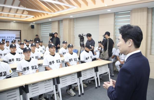 김대중 전남광주통합특별시교육감이 7월 1일 광주제일고를 찾아 야구부 학생선수들에게 격려의 말을 전하고 있다사진전남광주통합특별시교육감