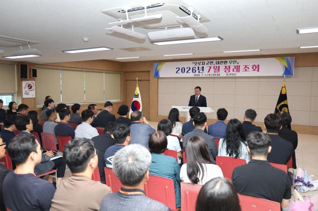 김산 무안군수가 무안군청  대회의실에서 열린 7월 정례조회에서 오로지 무안군민 대전환 무안이라는 주제로 조회를 하고 있다사진무안군