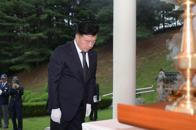 최재구 예산군수 충령사 충의사 참배 모습사진예산군