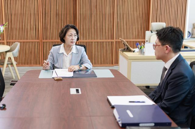 1일 오후 수원특례시 경기도청 집무실에서 추미애 경기도지사가 AI국장에게 보고를 받고 있다 사진경기도
