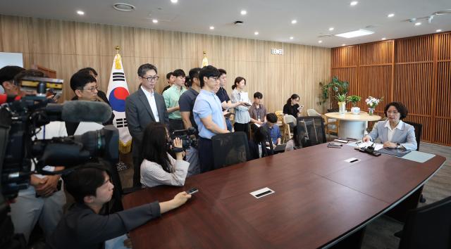 1일 오후 수원특례시 경기도청 집무실에서 추미애 경기도지사가 제1호 결재를 마치고 기자들 질문에 답변 하고 있다 사진경기도