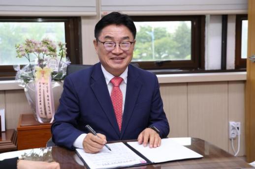 권순기 경남교육감 취임...교육 본질 회복하겠다