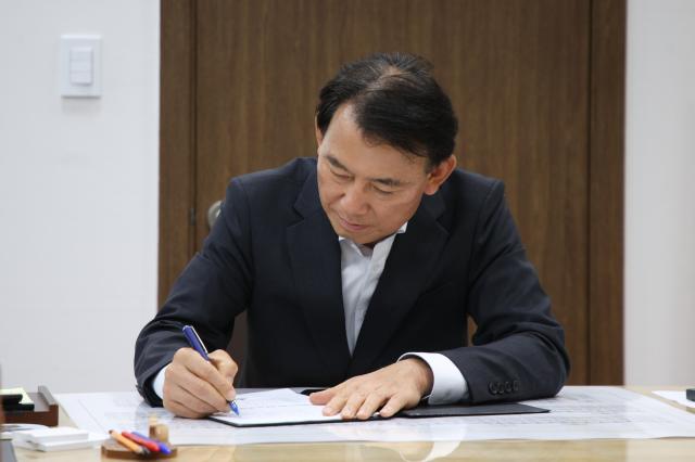 최현덕 남양주시장이 7월 1일 시장실에서 취임 첫 결재 안건인 ‘헌법친화도시 남양주 실현을 위한 기본 조례안’을 결재하고 있다 사진남양주시