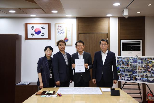 최현덕 남양주시장이 취임 후 첫 결재를 완료한 뒤 관계 공무원들과 기념촬영을 하고 있다 사진남양주시