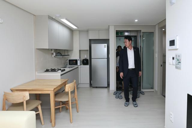 정명근 화성특례시장이 케어안심주택 ‘온溫이음채’ 시설을 둘러보며 입주 준비 상황을 점검하고 있다 사진화성시
