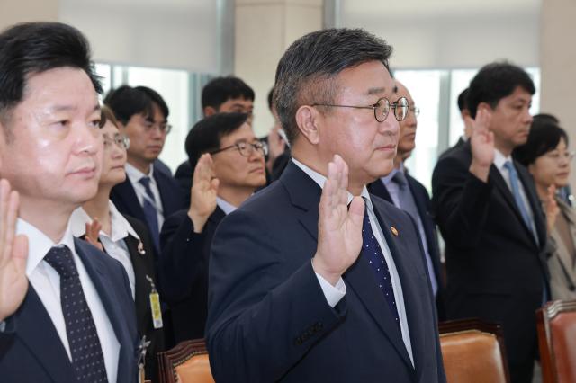 1일 국회에서 열린 제9회 전국동시지방선거 투표용지 부족 사태 등 국민 참정권 침해 진상규명 및 선거관리 개혁을 위한 국정조사 특별위원회 전체회의에서 윤호중 행정안전부 장관이 선서하고 있다 사진연합뉴스