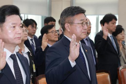 윤호중 행안부 장관 참정권 심각하게 침해…청년·국민께 사과
