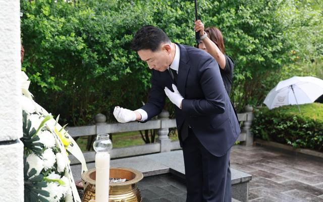 민선 9기 이남오 함평군수가 첫 공식 일정으로 함평공원 충혼탑을 찾아 참배하며 순국선열과 호국영령의 숭고한 희생정신을 기리고 함평 대전환의 힘찬 출발을 알렸다사진함평군