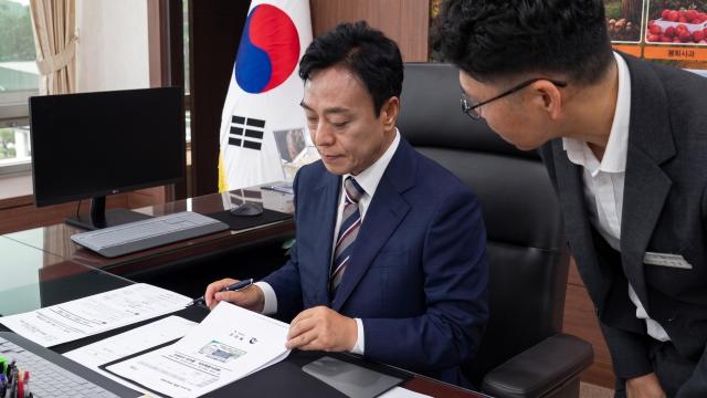 최기영 봉화군수가 1호 결재를 위해 보고를 받고 있다 사진봉화군
