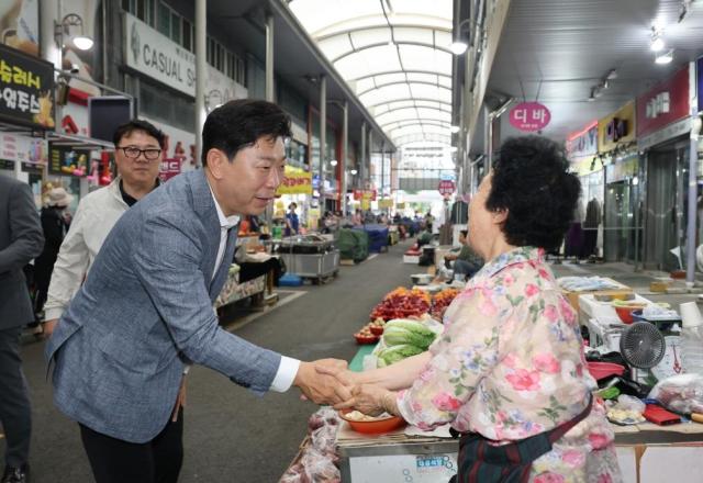 박용선 포항시장 공식 취임 첫날 죽도시장 방문 장면 사진포항시
