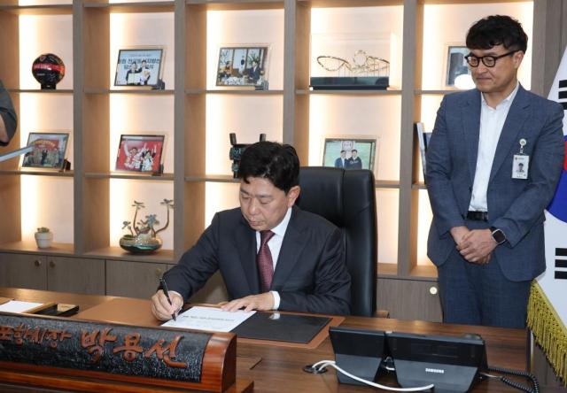 박용선 포항시장이 취임 1호 결재를 하고 있다 사진포항시