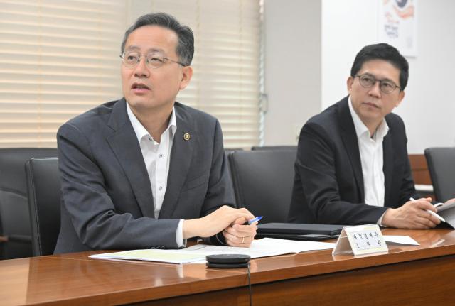 이형일 재정경제부 차관왼쪽이 7월 2일 서울 종로구 정부서울청사에서 열린 제71차 물가관계차관회의를 주재 모두발언을 하고 있다 사진재정경제부